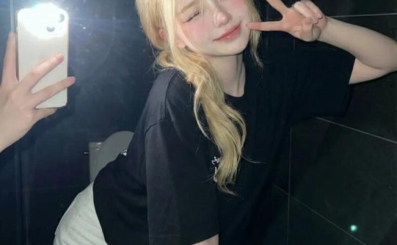 美女进浴室时闪光灯直射