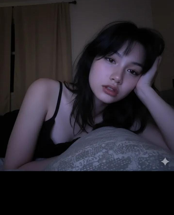 卧室微光里的慵懒瞬间写真美女